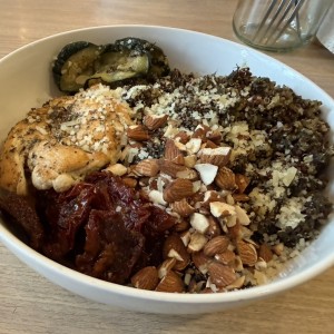 Bowl de pollo tomares secos y pesto