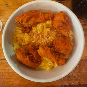Spicy honey butter Chicken popper's con Mac & cheese