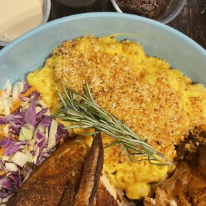 Pollo sweet rub y mac and cheese
