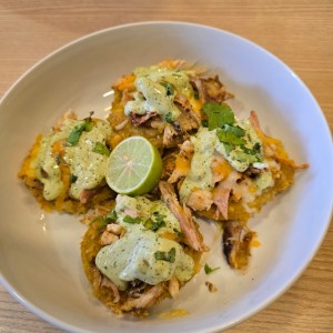 Loaded Patacones Con Pollo,Queso y Mayoculantro