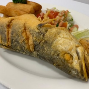 Pescado entero con yuca 