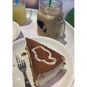 Bizcocho de banana y iced latte de caramelo