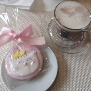 Chocolate caliente con gallera de gatito