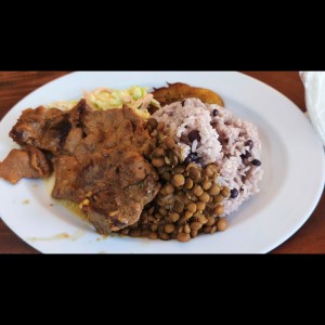 Arroz con coco y Chuleta de puerco en salsa de piña.