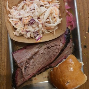 brisket con ensalada de repollo