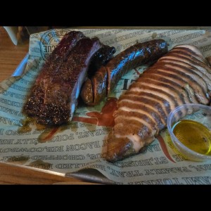 Costillas, chorizo y pechuga de pollo.