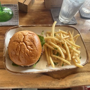 Hamburguesa con papas fritas 