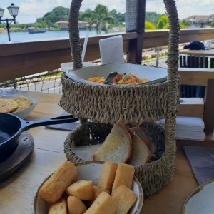 Humus de zapayo y yucas fritas