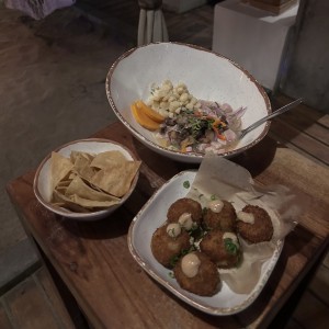 Ceviche praia con chips y croquetas de platano