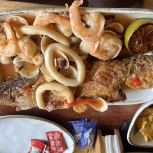 Pescado con salsa de marisco