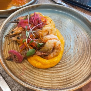 Tamal de olla con langostinos