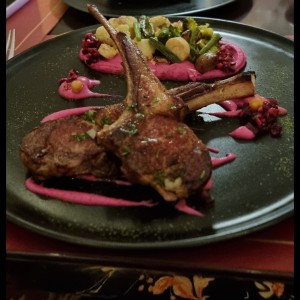 Rack de cordero en hummus de remolacha 