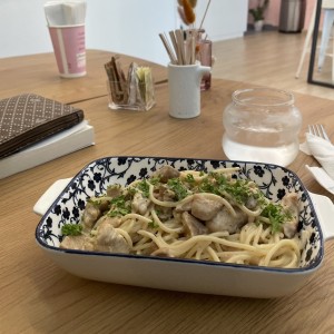 Spaguetti con pollo en salsa alfredo