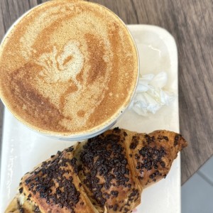 Croissant de chocolate y Golden Milk