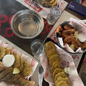 PLATOS - Corvina Frita + Buquet de Camarones