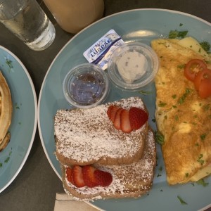 Omelette con tostadas francesas
