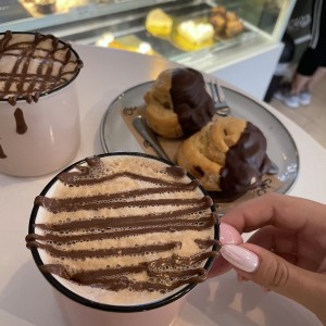 Mocca y profiteroles