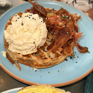 Waffle con Huevos y Bacon