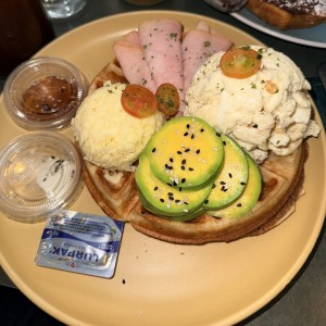 Waffle con Huevos,Aguacate,Queso y Jamón