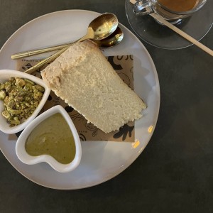 Tarta Vasca con topping de pistacho 