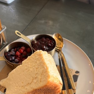 Tarta vasca con topping de frutos rojos 