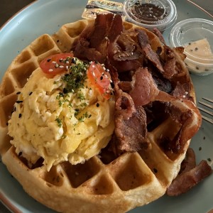 Waffle con Huevos y Bacon