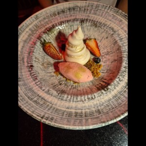 Pavlova con Helado de Fresa