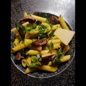 Penne al pesto con lomo