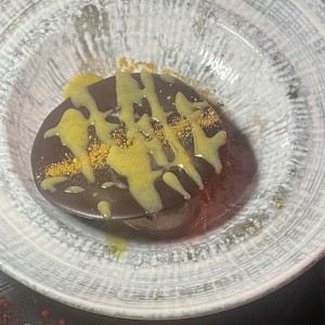 Brownie con helado y pistacho