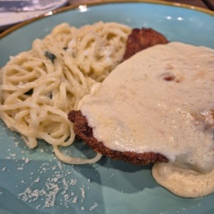 Milanesa de res con salsa 4 Quesos y Prosciutto