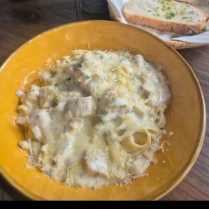 Pasta Alfredo con pollo