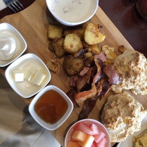 Biscuits con gravy de salchicha
