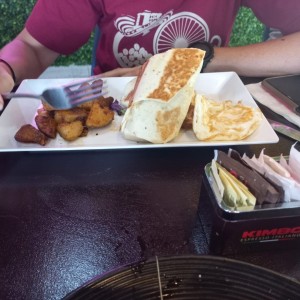 Burrito con huevo, quesos y papas 