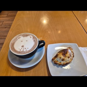 chocolate caliente y empanadas de carne