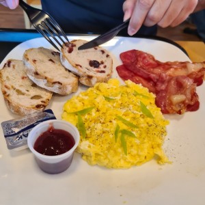 Tostadas simples con huevos revueltos y tocino ?