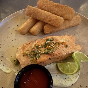 SALMÓN SELLADO AL GRILL