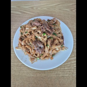 Tallarines de Arroz Salteado con Carne