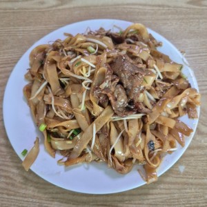 Tallarines de arroz salteado con carne