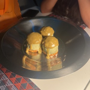 DOLCI - Pistacchio Profiteroles