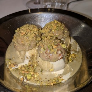 DOLCI - Pistacchio Profiteroles