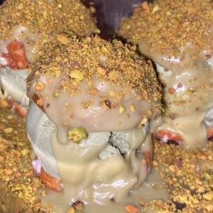 DOLCI - Pistacchio Profiteroles