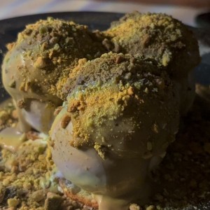 DOLCI - Pistacchio Profiteroles