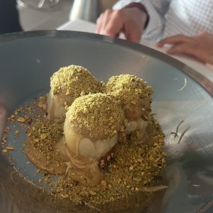 DOLCI - Pistacchio Profiteroles