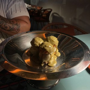 DOLCI - Pistacchio Profiteroles