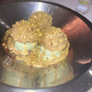 Profiteroles con pistacho