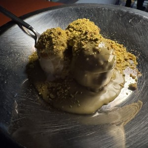 DOLCI - Pistacchio Profiteroles