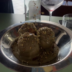 DOLCI - Pistacchio Profiteroles