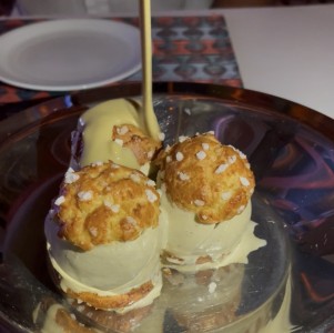 DOLCI - Pistacchio Profiteroles