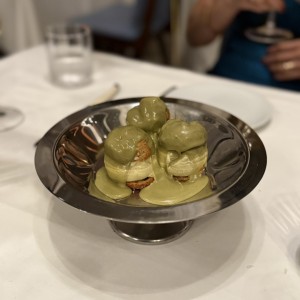 DOLCI - Pistacchio Profiteroles