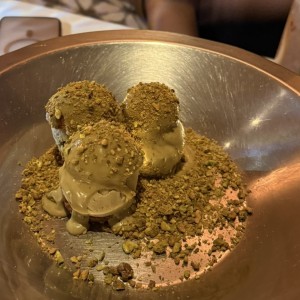 DOLCI - Pistacchio Profiteroles